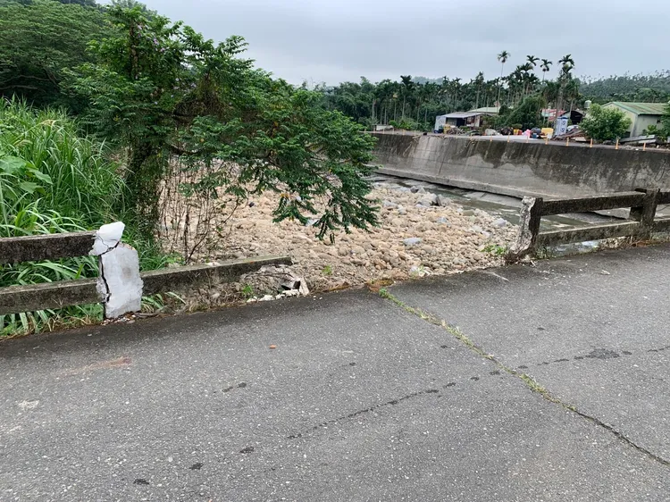 護欄遭撞破。警方提供