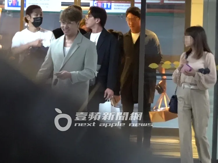 歐漢聲（中）走向295萬元的特斯拉取車。特勤中心攝