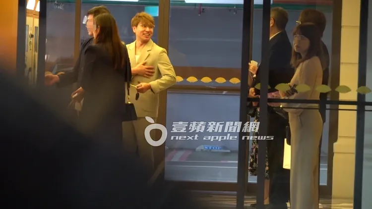 歐漢聲穿伴郎裝等繳停車費，回頭和小鬼爸和坤達聊天。特勤中心攝