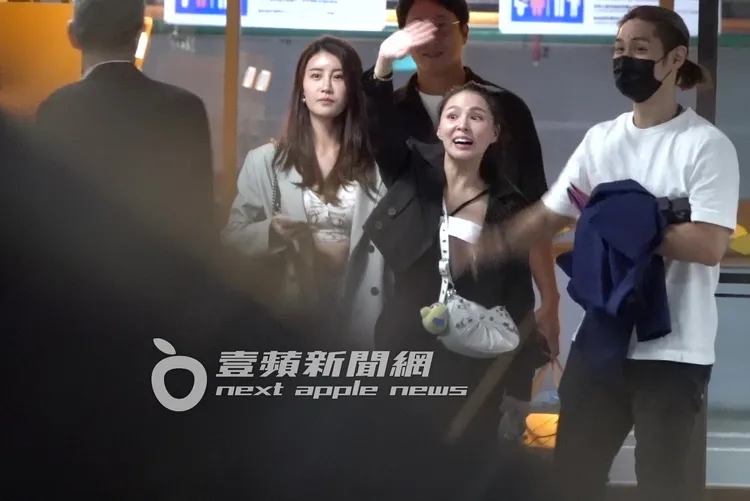 熊熊（中）和小鬼爸揮手道別，林真亦帶著男伴一同步出。特勤中心攝