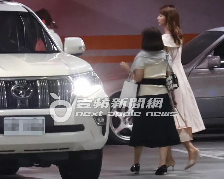 泱泱（左）和阿部瑪利亞一起上車離場。特勤中心攝