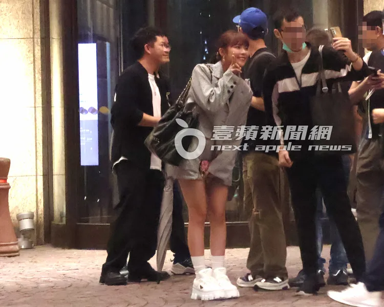 Junior（左起）和未婚妻林萱瑜被粉絲逮到要合照。特勤中心攝