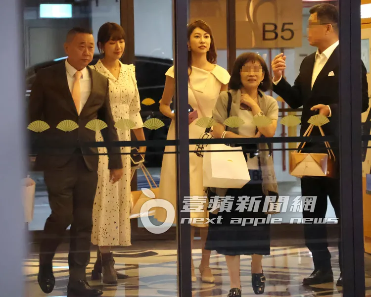 《木曜4》主持人邰智源（左起）、泱泱和阿部瑪利亞一起從停車場離開。特勤中心攝