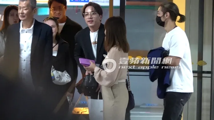 坤達頭髮旁分，戴著眼鏡，自帶帥氣光芒。特勤中心攝