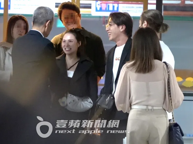 熊熊、坤達在停車場前送小鬼爸一個溫暖微笑。特勤中心攝