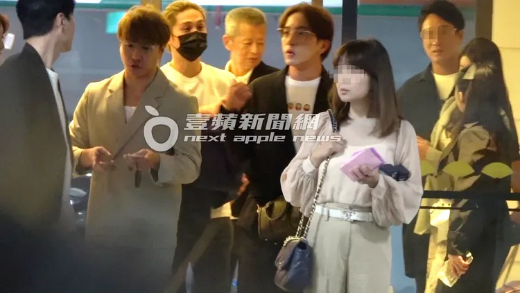 黃少谷（左起）、歐漢聲、熊熊老公、小鬼爸爸及坤達從停車場出來。特勤中心攝