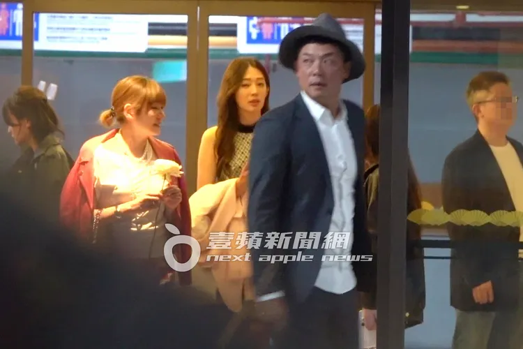 姚元浩與情纏5年的緋聞女友王心恬，也在停車場同框放閃。特勤中心攝