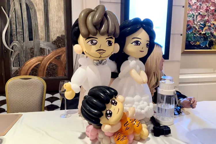 KID婚宴會場擺放一張三口Q版造型氣球。特勤中心攝