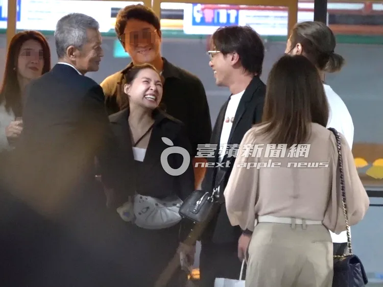 小鬼爸爸（左起）和熊熊、坤達離開前小聊一下。特勤中心攝