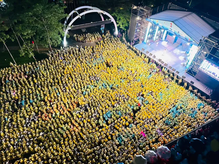 南山校慶演唱會請來盧廣仲、吳卓源等大咖歌星，現場擠得水洩不通，相當熱鬧。校方提供