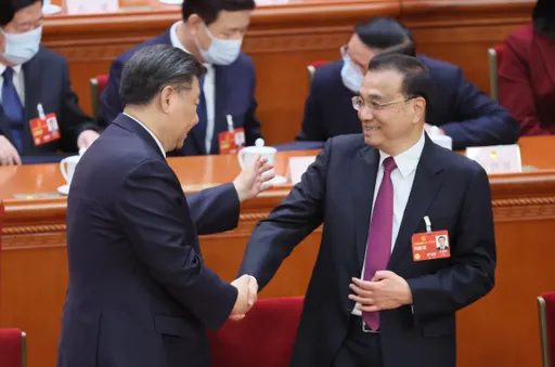 經典畫面|李克強卸任前被兩度拍肩 胡錦濤拍完換習近平輕拍