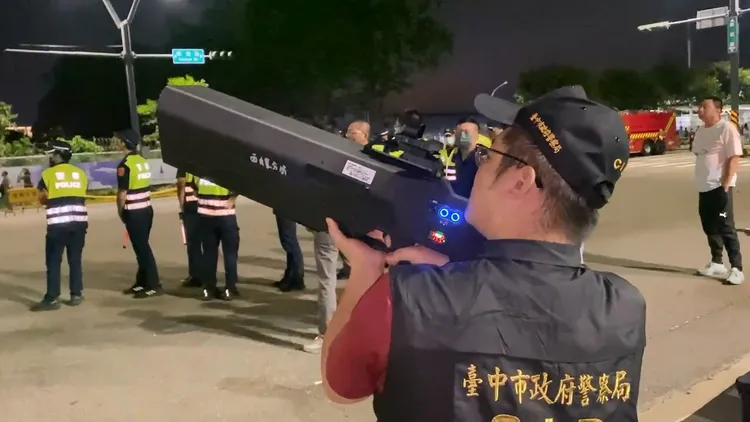 國慶焰火晚會受到不明無人機干擾，警方以器材「斷訊」反制。民眾提供