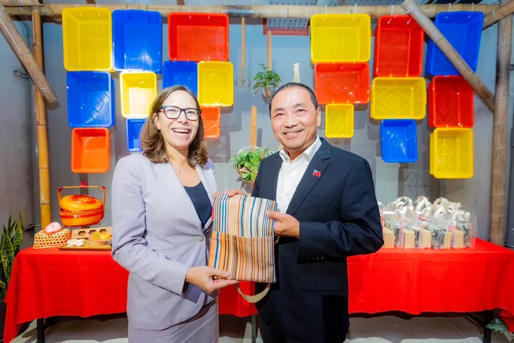 侯送給給羅森柏格一個寫著新北行旅的背袋。翻攝畫面