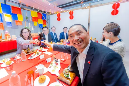 侯友宜、AIT主席羅森伯格相見歡 贈新北行旅背袋盼她常遊台灣