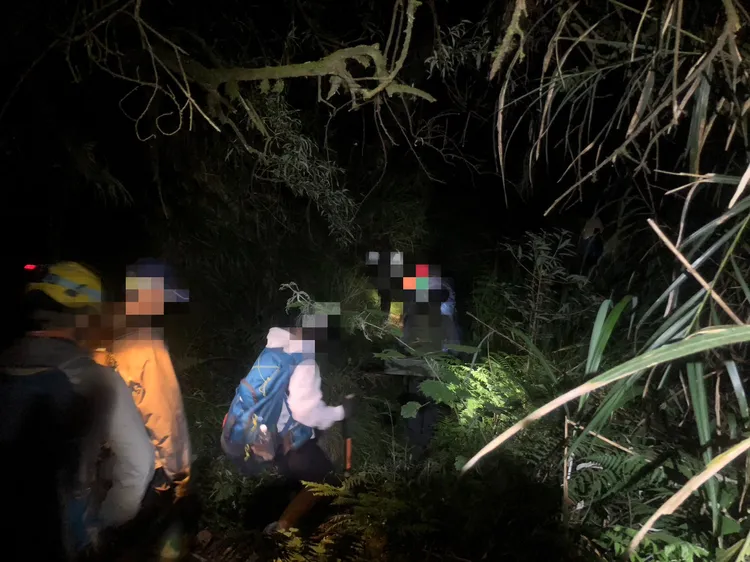 搜救隊連夜帶遭到蜂螫的學生下山就醫。嘉義縣消防局提供