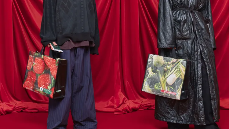 因有蔬菜水果的購物袋，是本季話題包款。品牌提供