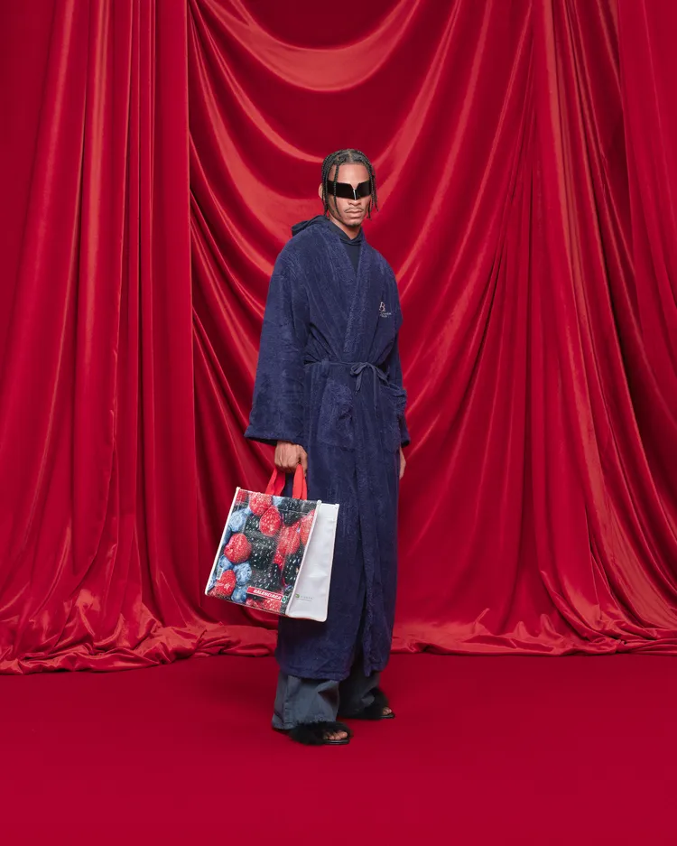 棉質浴袍被重新塑造為穿出門的外套。品牌提供