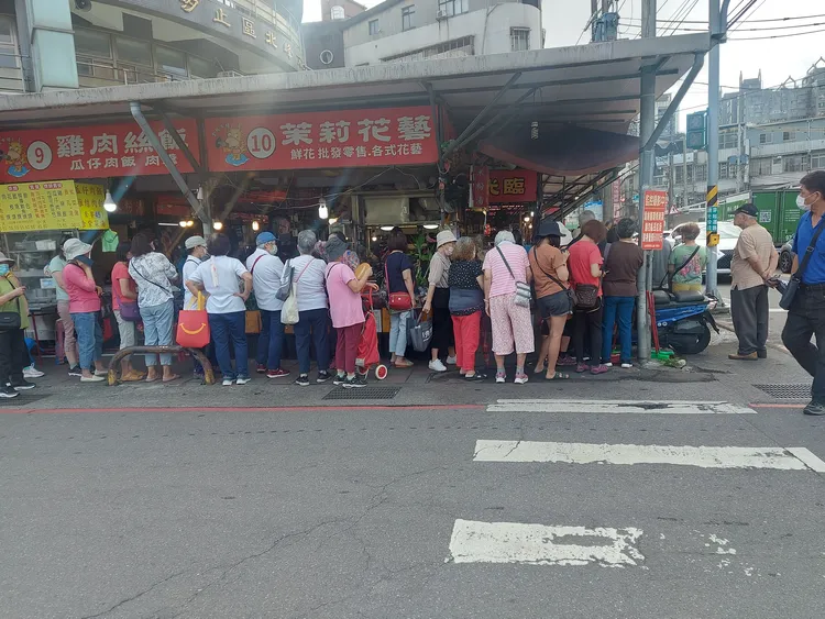 金龍傳統市場昨現排隊人潮。翻攝臉書「汐止集團」