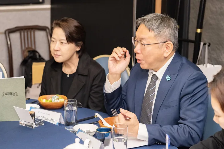 柯文哲認為有堅強的嚇阻實力，跟在全球經貿上的關鍵角色，才能做到台灣自主。民眾黨提供