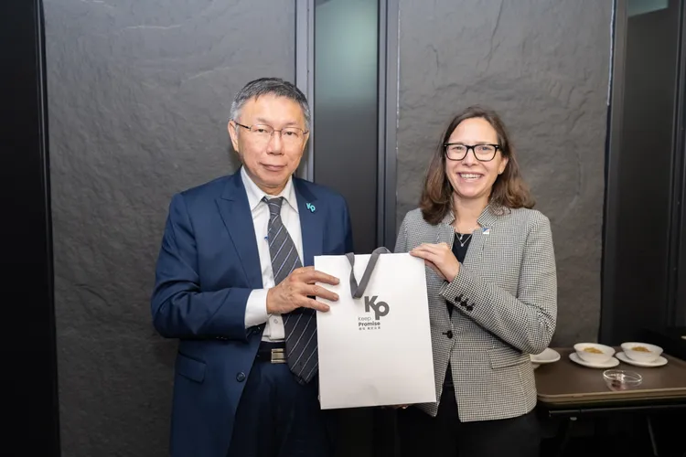 柯文哲贈送羅森柏格三樣競選小物。民眾黨提供