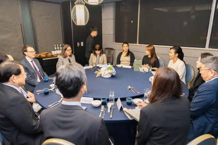 柯文哲一行跟羅森柏格一行昨晚餐敘交流。民眾黨提供