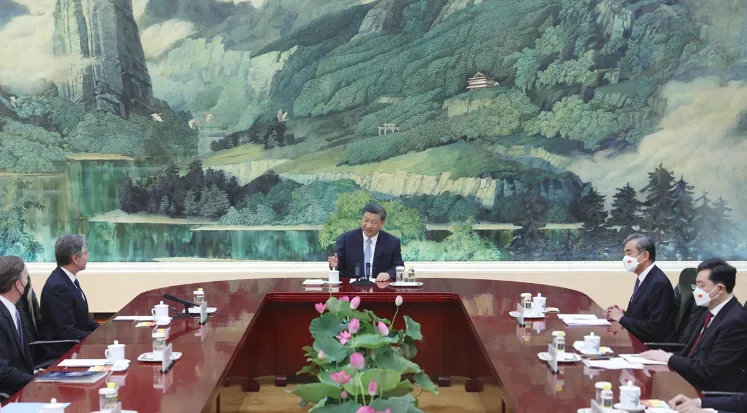 習近平今年6月19日在人民大會堂接見布林肯，兩人座位距離引起關注，當時秦剛(右)仍是中國外長，幾天後就離奇神隱。資料照片