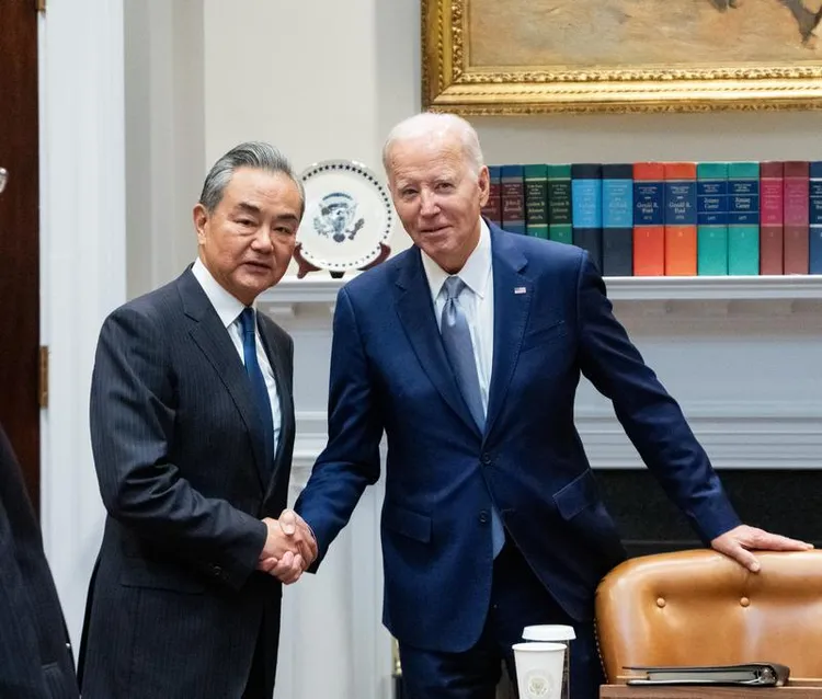 拜登與王毅握手。新華社