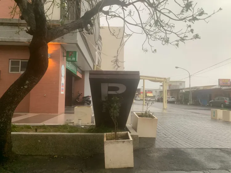 停車場招牌被吹歪。恆基提供