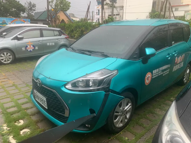 公務車遭飛落鐵條砸中。恆基提供