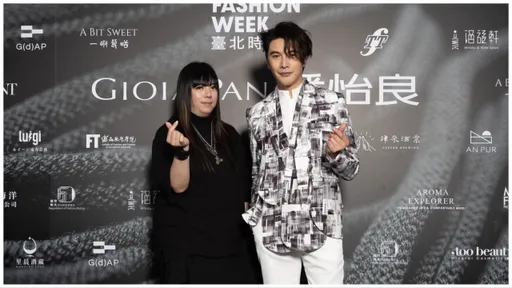 謝佳見穿印花挺針織女王潘怡良 生成藝術首登時尚伸展台