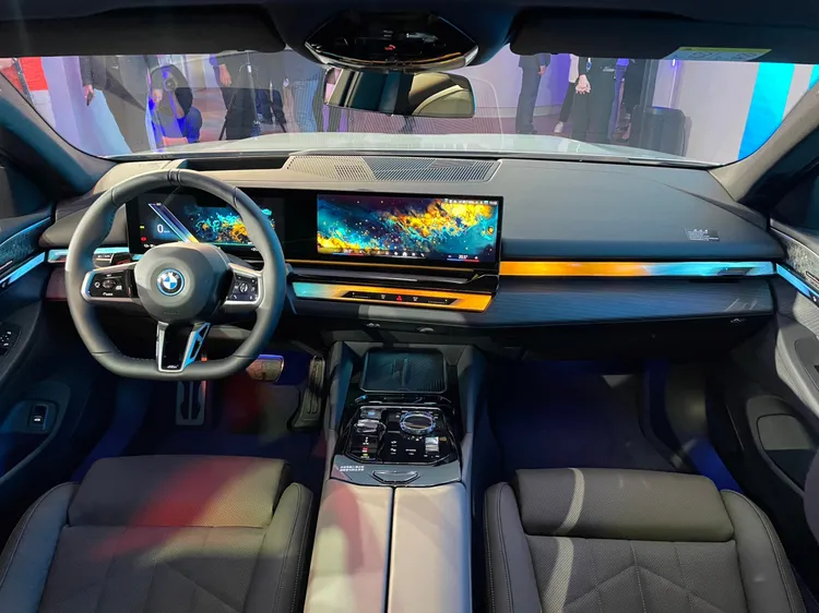 車艙由12.3吋虛擬數位儀錶，搭配14.9吋中控觸控螢幕所構成的全新懸浮式曲面螢幕，搭配環抱車室的BMW座艙環繞光幕，展現數位化的先進座艙佈局。林浩昇攝