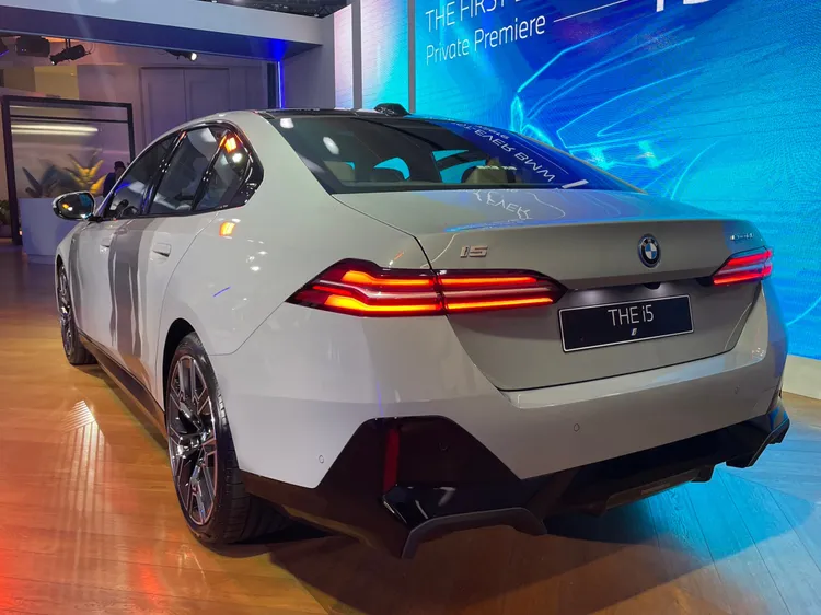 黑色高光澤M後下擾流以及極具辨識度的橫幅式3D立體LED尾燈，賦予了全新BMW i5嶄新的魅力。林浩昇攝