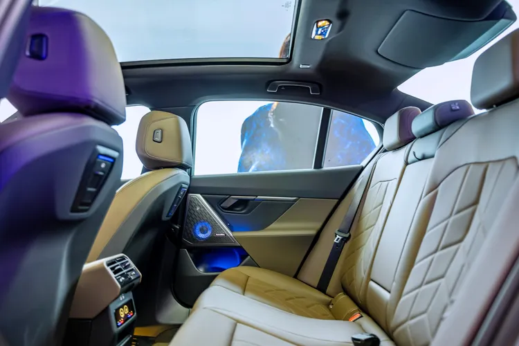 將近3米的軸距表現結合5系列首次導入的全景式玻璃車頂與Bowers & Wilkins頂級音響系統，為車室乘員圍繞出舒適愜意的起居空間。業者提供