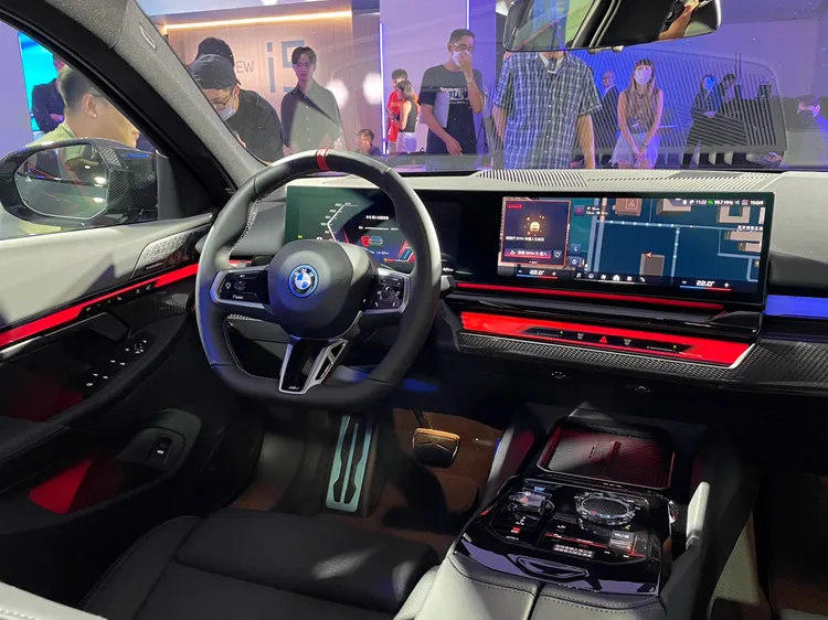 i5 M60 xDrive駕駛座搭配M Nappa真皮平底方向盤含紅色指向標示，以及碳纖維飾板，大幅強化熱血氣息。林浩昇攝