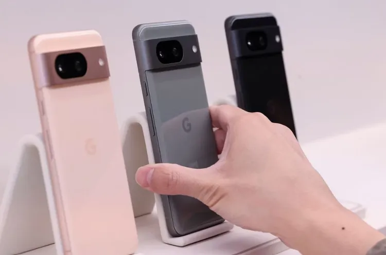 Pixel 8實機照，有3種顏色，由左至右玫瑰粉、霧灰色、曜石黑，台灣售價2.49萬元起。路透