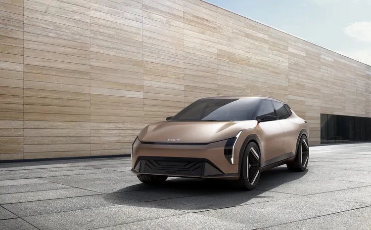 Kia Concept EV4在全新電能動力匹配下，透過源自賽車的流線車身與斜背車尾，打造出專屬的電動轎跑革新。原廠照片