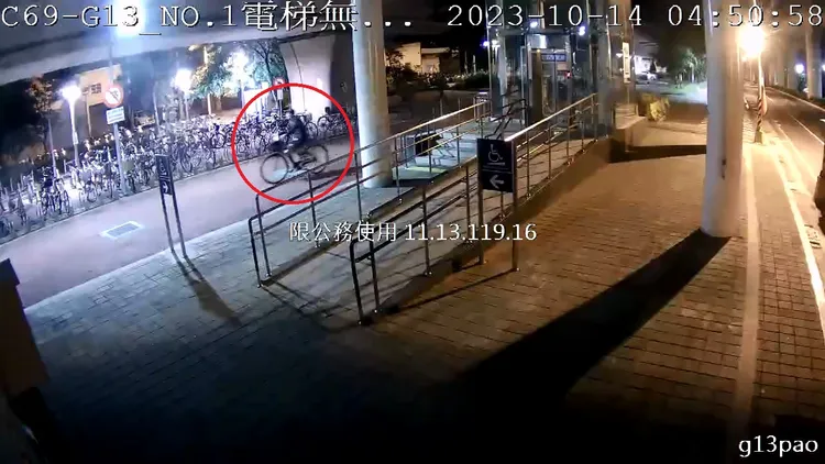 嫌犯塗鴉後騎腳踏車離開現場。民眾提供