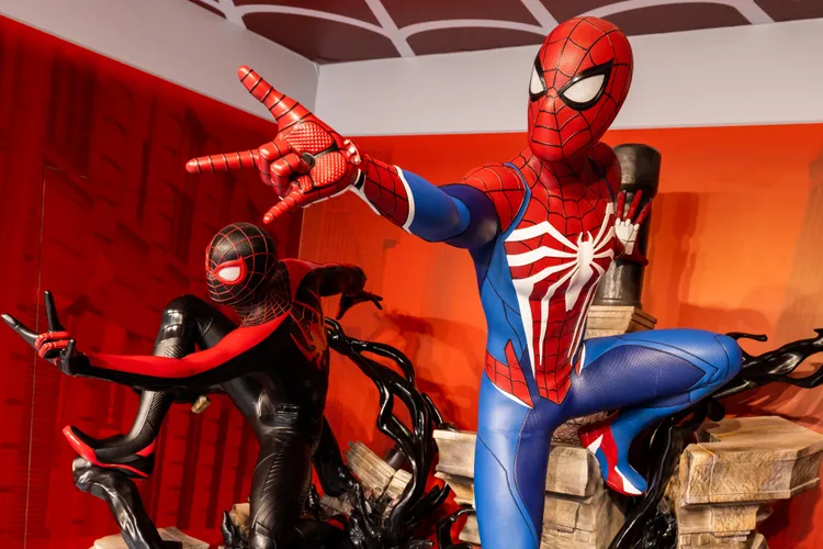 Hot Toys鉅製情境雕像完美呈現彼得派克及麥爾斯摩拉斯嶄新造型。業者提供