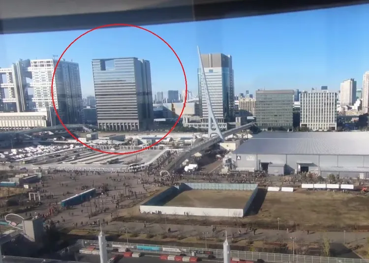 紅圈處大樓外觀，與趙天麟偕小三出遊激吻的摩天輪照片背景大樓，在頂樓處都有內凹造型。翻攝自謝克洋臉書