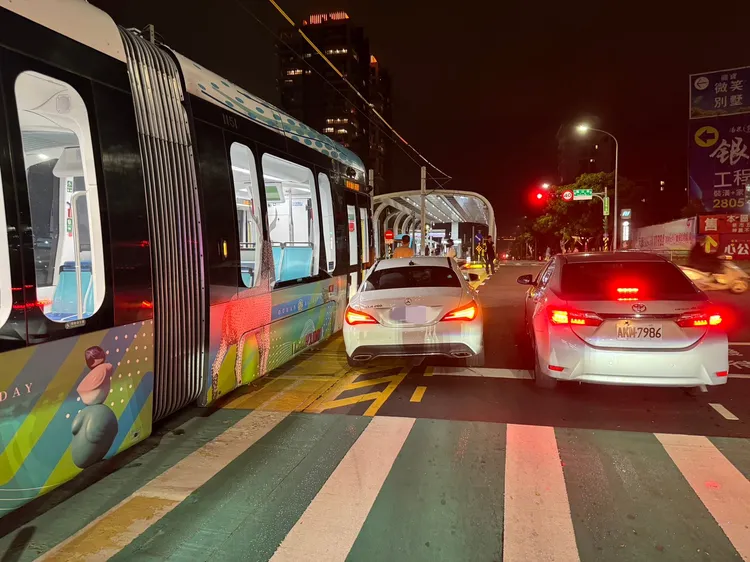 賓士車與輕軌擦撞。翻攝畫面