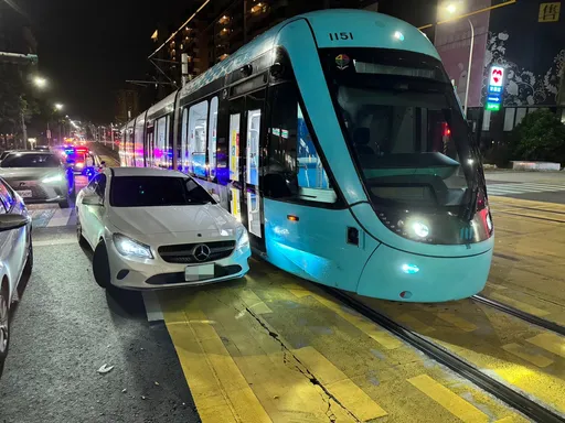 駕照雞腿換的！27歲女開賓士無視輕軌　硬要迴轉就這麼撞上了