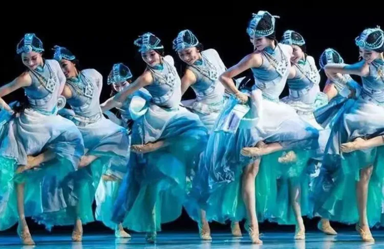 「歌舞團」成員必須年輕貌美、才藝兼備。翻攝微博/恒大許家印