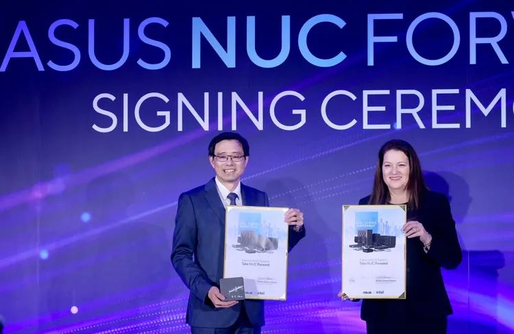 華碩與英特爾今天正式簽約，英特爾授權華碩生產數計NUC。林林攝