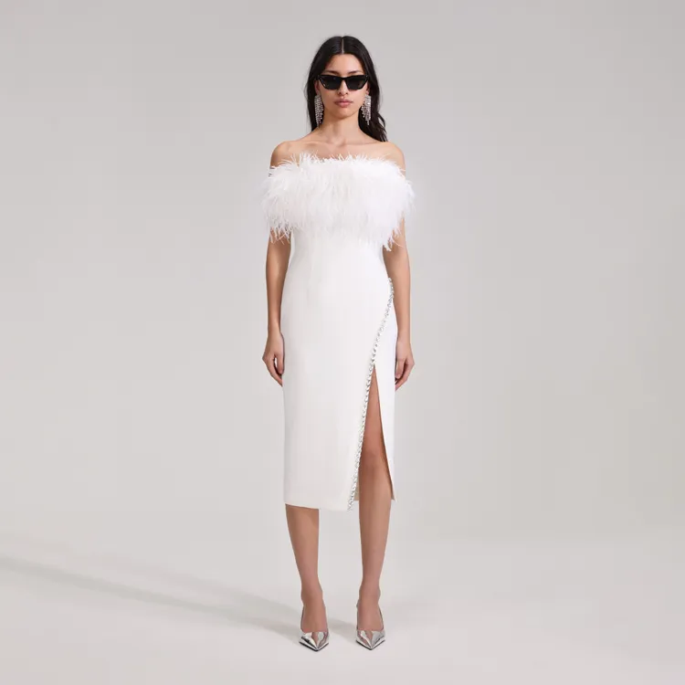 天鵝羽毛水鑽飾長洋裝，2萬6800元。品牌提供