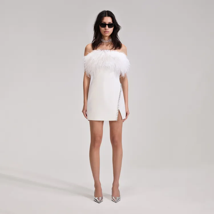 天鵝羽毛水鑽飾洋裝，2萬6800。品牌提供