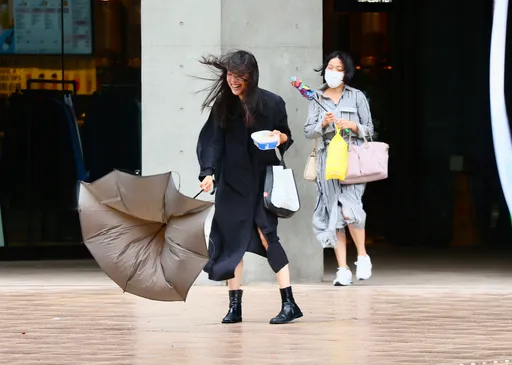 小犬颱風減弱!4縣市解除警戒 氣象署曝明颱風假機率