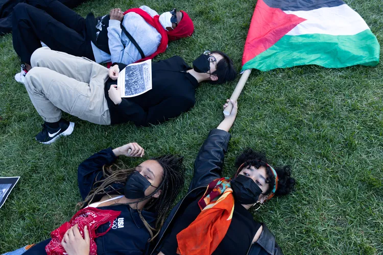 哥大校園中支持巴勒斯坦的學生。路透社