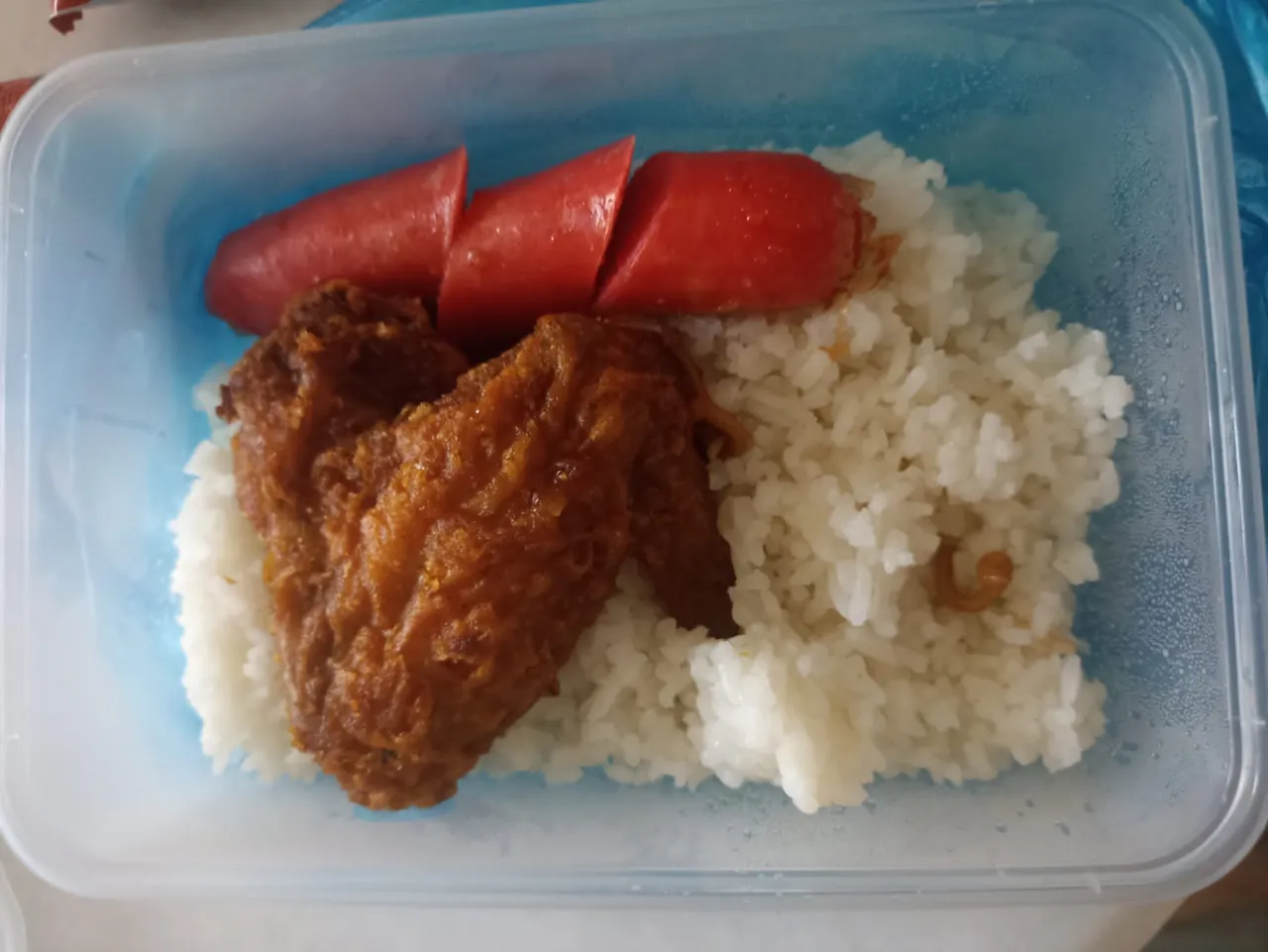 女子分享買一份椰漿飯加點雞翅和香腸,被收了5.3新加坡元(約125元台幣)。翻攝「抱怨新加坡」臉書社團/complaintsingapore
