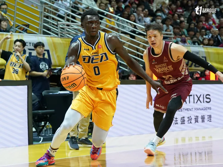 阿巴西(左)。T1聯盟