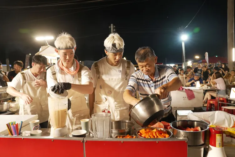 夏和熙（左起）、胡宇威夜市擺攤賣木瓜牛奶汁。三立提供